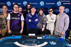 Exploring the World of Poker Pros: How to Become a Top Poker Player